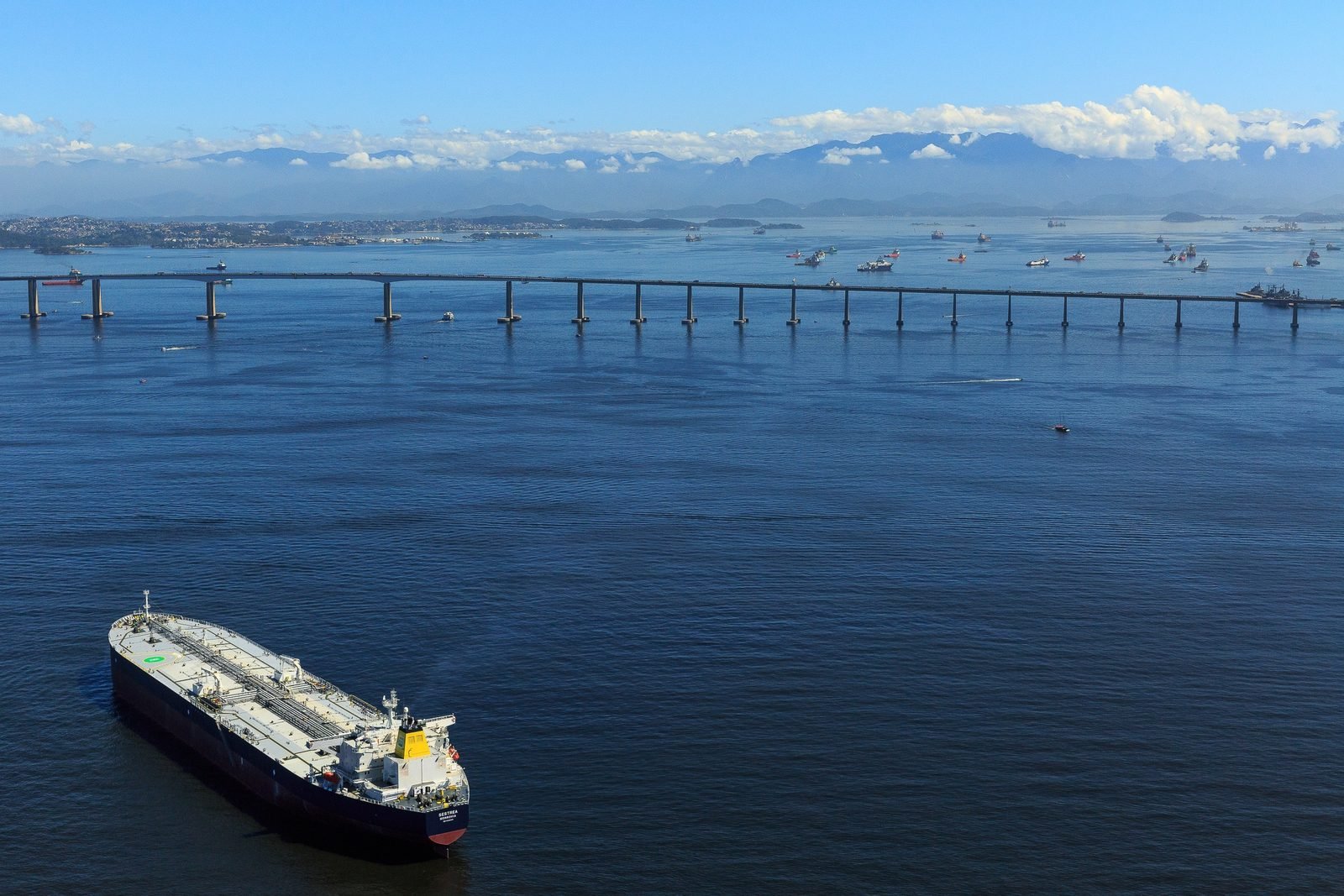 Um petroleiro fundeado na baía de Guanabara, com a Ponte Rio–Niterói ao fundo