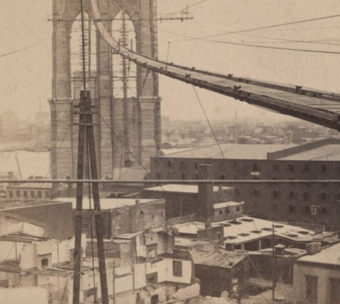 Passarela provisória suspensa saindo do alto de uma torre de pedra, sobre telhados do Brooklyn